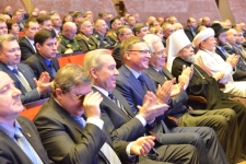 Собравшиеся приветствуют нового мэра с энтузиазмом