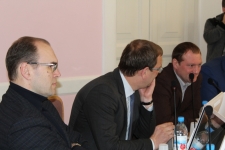 Обсуждение транспортной сети разбило депутатов на два лагеря