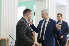 Алексей Саяпин рассказывает коллегам о проблемах на округе