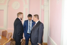 Обсуждение острых вопросов продолжается и после заседания