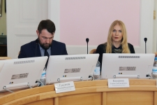 Депутаты Владимир Гуселетов и Елена Кокорина