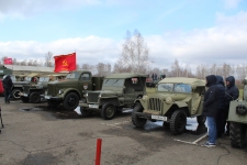 Гостям показали выставку старой и современной военной техники