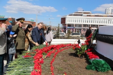 У памятника герою маршалу Георгию Жукову