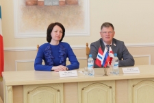 Мэр Омска Оксана Фадина и спикер Горсовета Владимир Корбут поздравили ребят с важным событием 