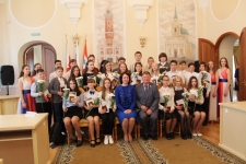 25 омских школьников получили сегодня паспорта